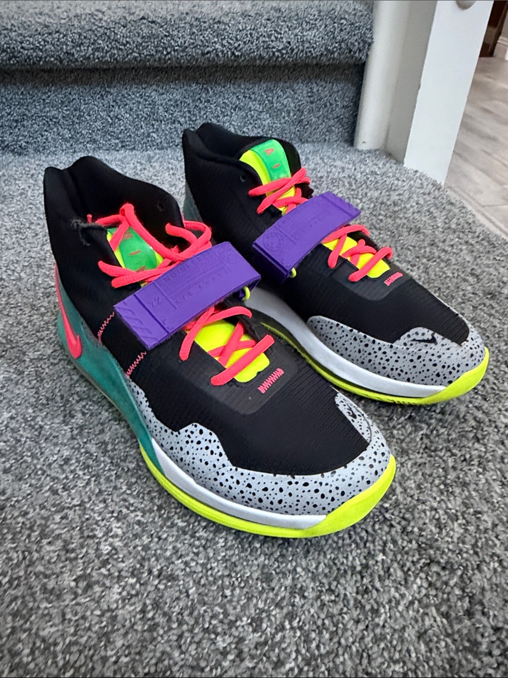 Nike Air Force max multicolor size 9